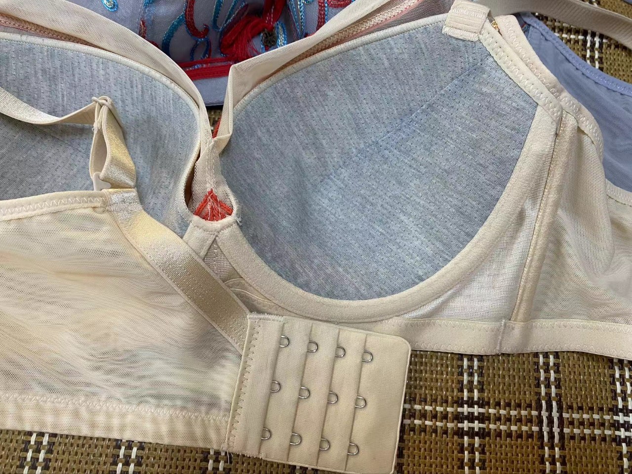 Nuevas prendas íntimas bordadas transfronterizas de mujeres pechos pequeños se reúnen contra la caída sin anillo de acero, sujetador de encaje sexy de moda