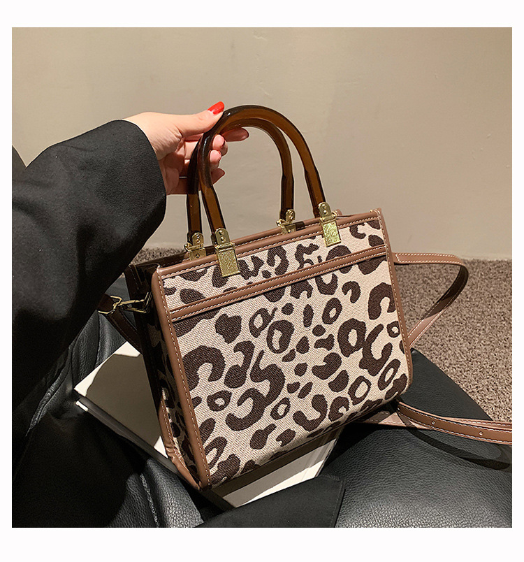 Popular Large-capacity Bags 2021 New Fashion Autumn And Winter Texture Messenger Bag display picture 1