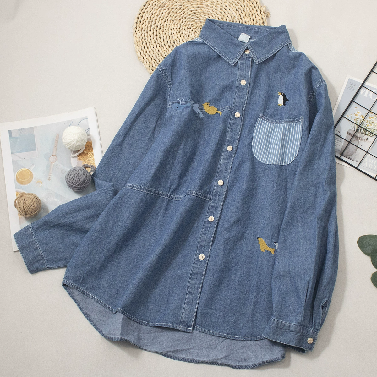 Вышитая джинсовая рубашка женский новый стиль литературного сшивания ретро свободного лацкана дикая рубашка топ оптом
