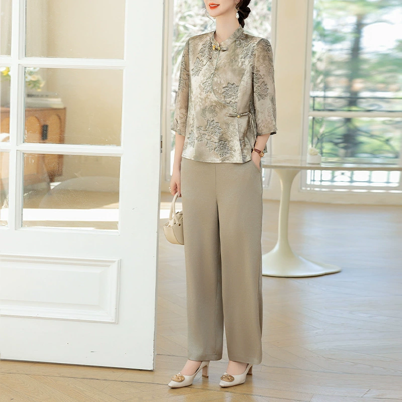 Летний костюм для мамы с цветущими цветами, новый комплект из двух предметов в национальном стиле в стиле шинуазри с тиснением и элегантной одеждой для мам среднего и пожилого возраста.