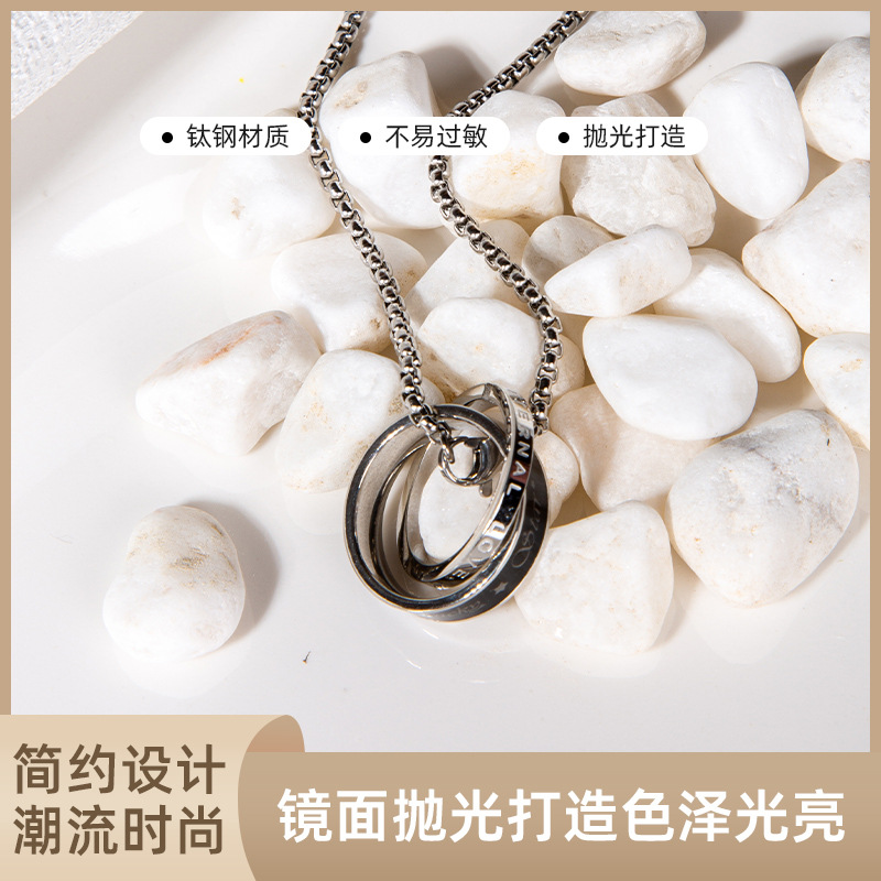 De gama alta de moda versátil suéter Cadena de nicho joyería colgante de los hombres de las mujeres collar de acero de titanio Yiwu Accesorios al por mayor
