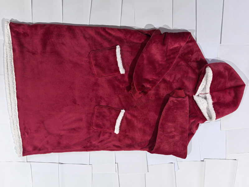 延長怠け者の頭をかぶせて絨毯をつかんで、カップルの家の服をかぶせます。|undefined