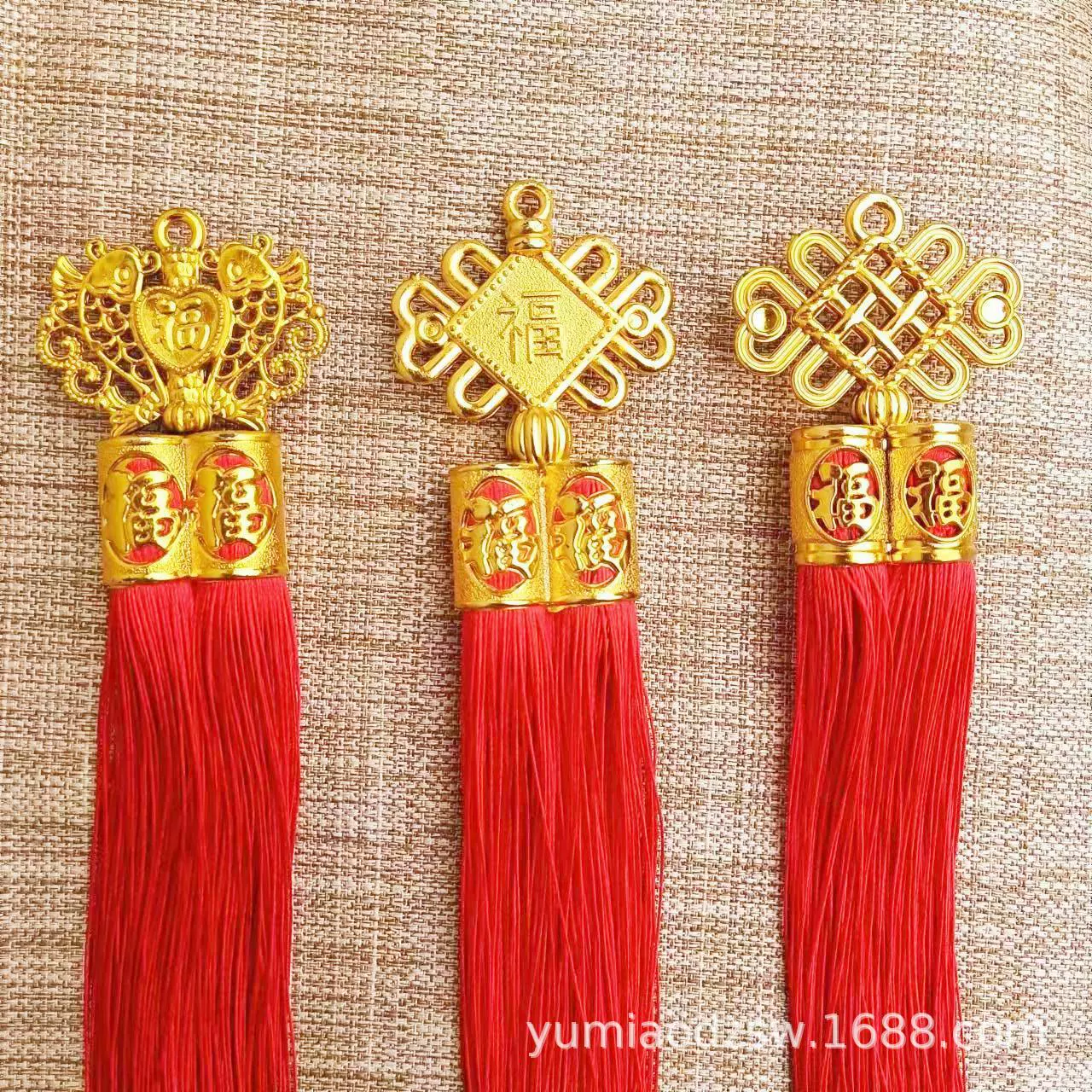 Позолоченная шляпа с бахромой