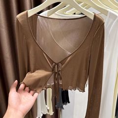 氷の糸の網の紗のマントの日焼け止めの服の女性の春の夏のデザイン感の木耳のひものカーディガンの外で薄いブラウスの上着を掛けます。
