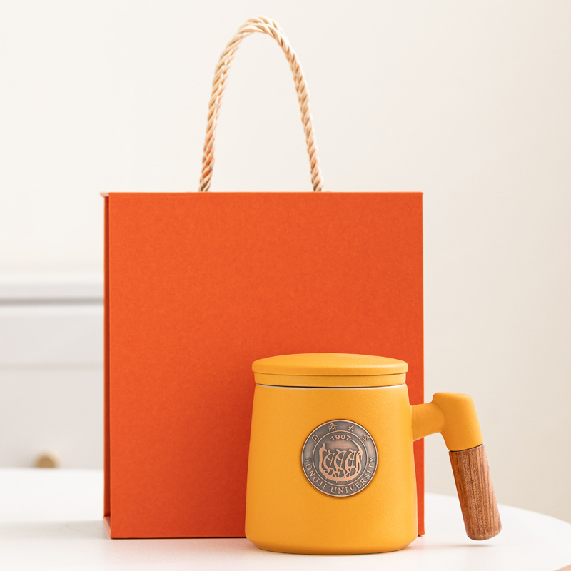 Taza de cerámica famosa escuela taza de filtro taza de marca taza de metal bronce relieve impresión LOGO taza de agua taza con tapa caja de regalo