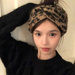 秋冬モデルのヒョウ柄のヘアバンドは、レトロなニットの洗顔ヘアバンドとベルベットの厚い高弾力の広いヘアバンドです
