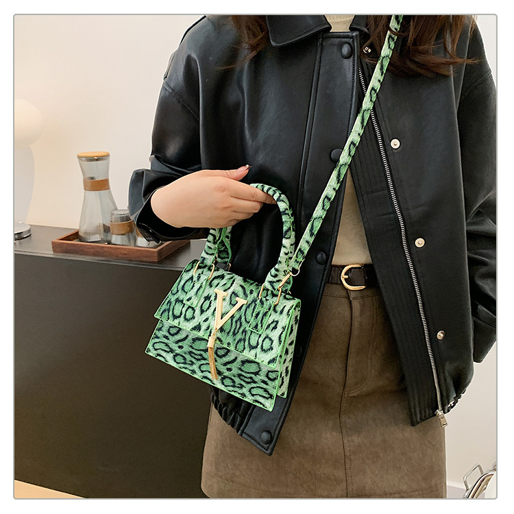 The new leopard print handbag is trendy and stylish. The crossbody bag has a simple texture and a spicy girl style. It is a unique single-shoulder small square bag undefined