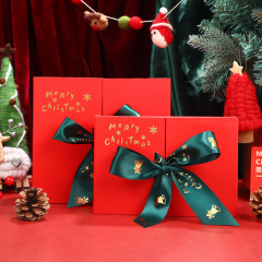 赤い本はクリスマスのギフトボックスを販売しています。