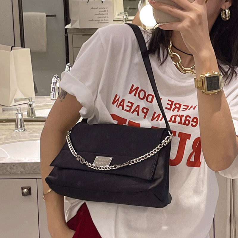 Small design chain vagrant for female 2024 new large capacity single shoulder commuter Messenger bag_voghion.com