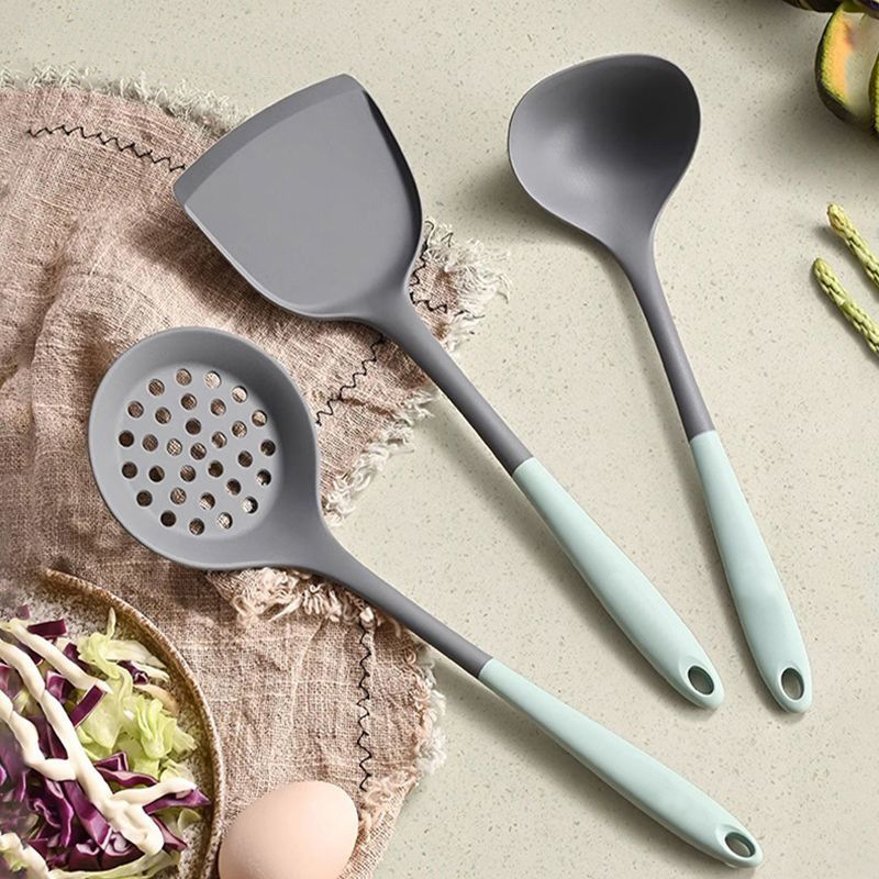 Espátula de silicona para el hogar, espátula de cocina de silicona bicolor, cuchara de cocina, juego de espátulas resistentes a altas temperaturas al por mayor.