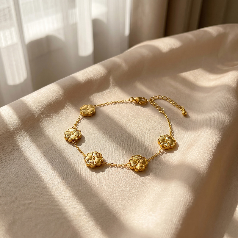 Tina Europa y América de moda de acero inoxidable dorado brazalete de hierba afortunada para mujeres de moda de diseño de estilo de cuatro hojas para mujeres