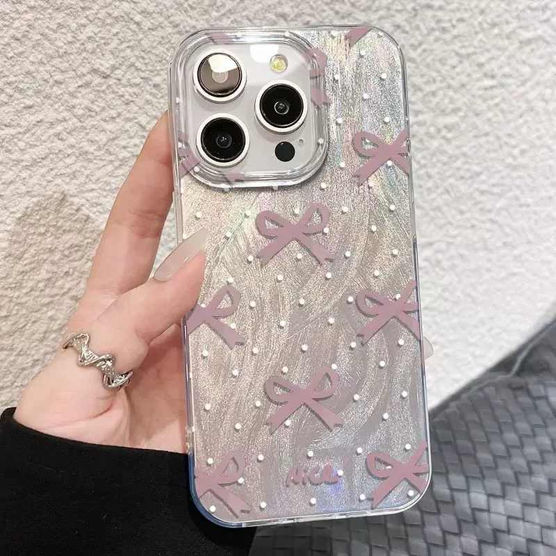 Чехол для телефона (Apple iPhone 15–17) — серебристая «перистая» отделка с бантиками, прозрачный защитный