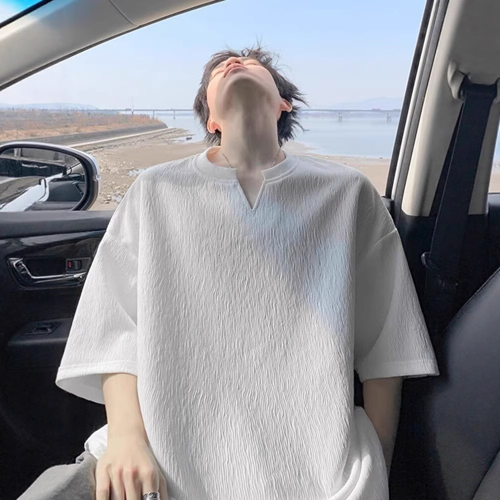 질감있는 v 넥 반팔 남성 티셔츠 여름 유행 반팔 청소년 의류 2025 남성용 새로운 느슨한 티셔츠