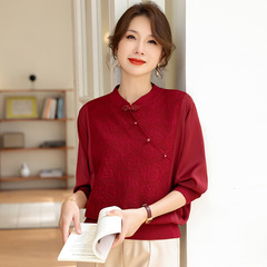 中年のお母さんの春の服のチャイナドレスの襟のニットの服の2025新型の洋気の中で老年の婦人服の祝い事の披露宴の上で服を着ます。