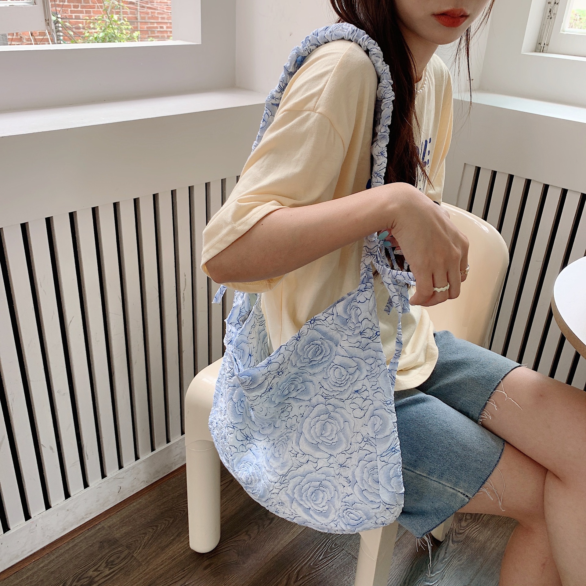 Wholesale of 25244 Jacquard blue rose large-capacity portable bags, clutch bags, storage bags, ladies' tote handbags undefined