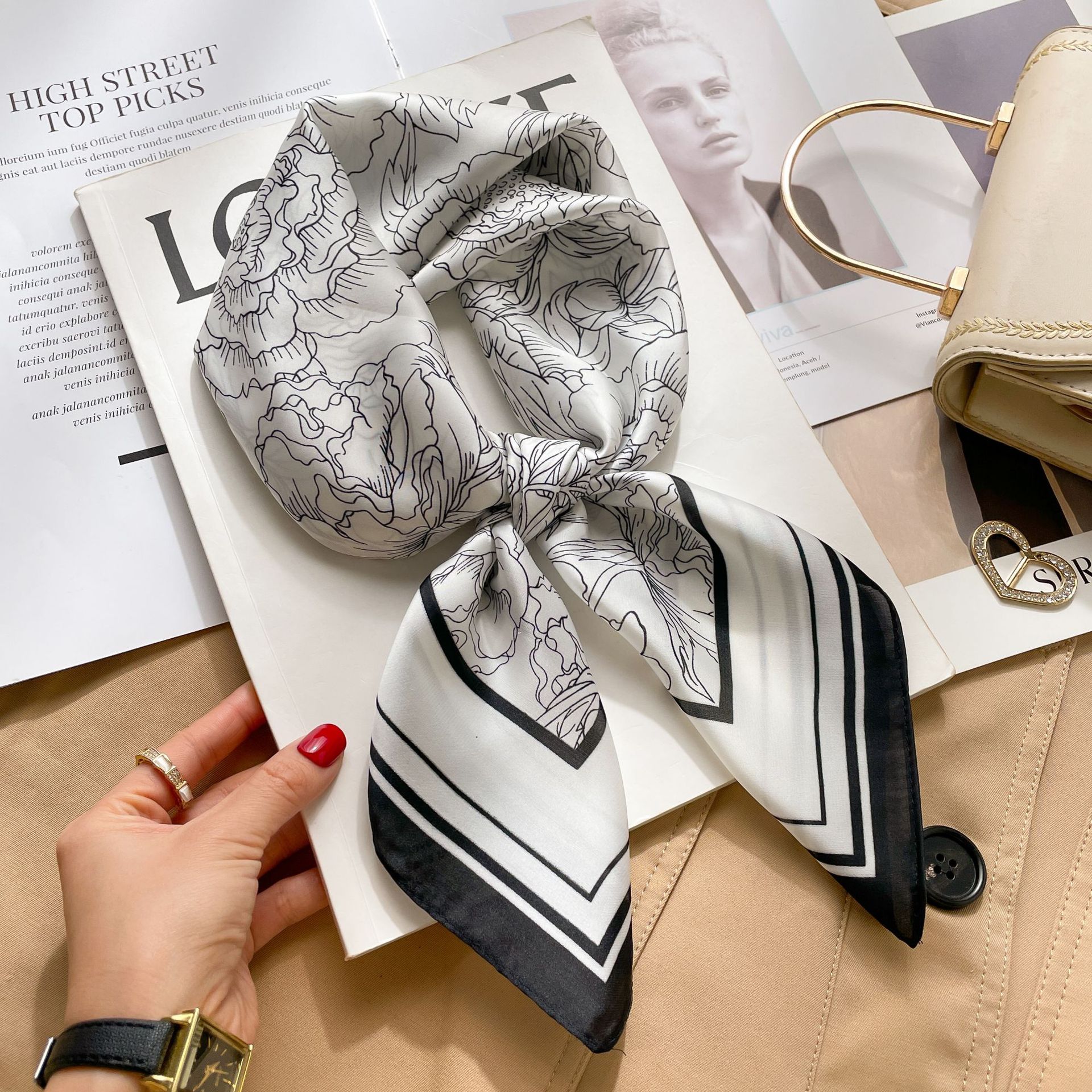 전체 정원 모란 흰색과 검은 색 가장자리