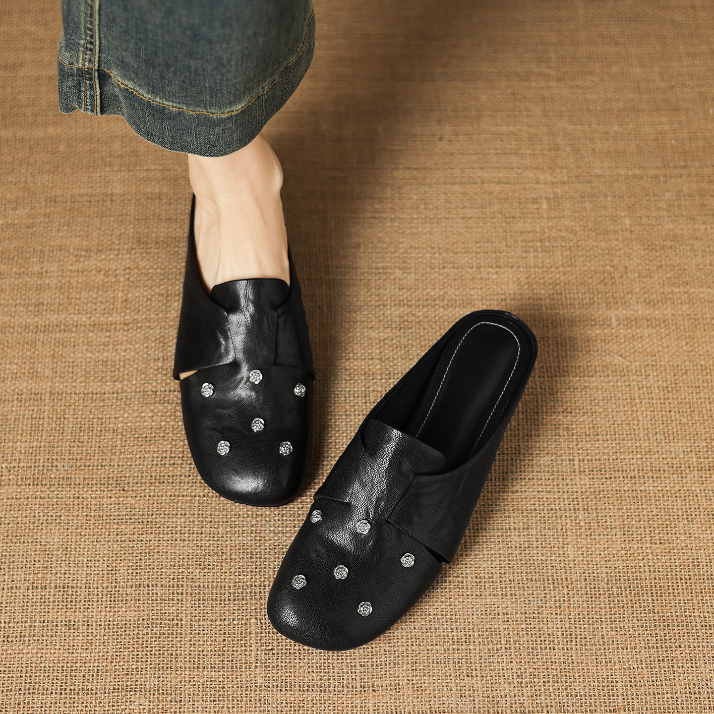 Dép sandal nữ quai chữ V mũi hoa bọc đầu, gót thấp 4 cm, da cừu thời trang — đen