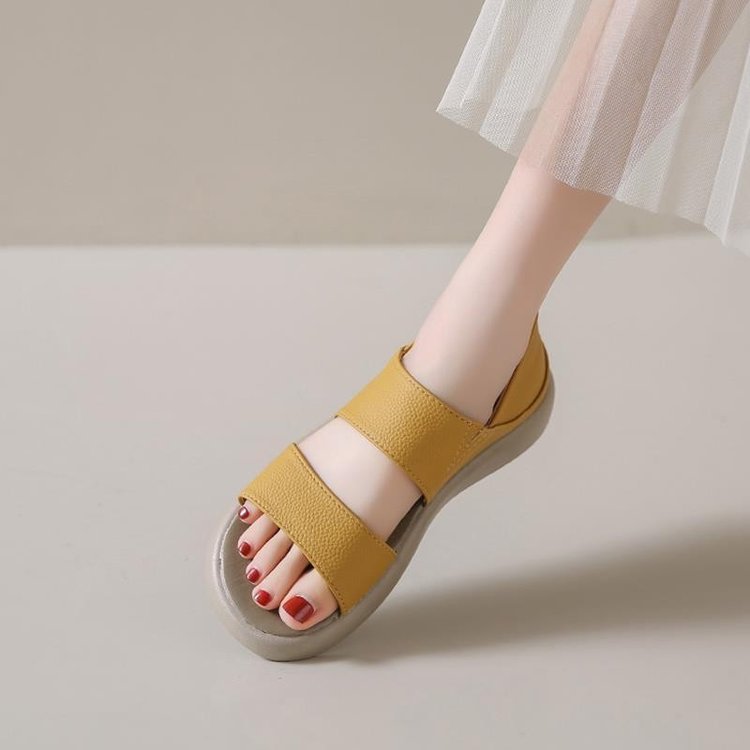 Sandalias de mujer 2025 verano nuevo cuero suave versátil zapatos de mujer plano retro antideslizante cabeza redonda dos zapatos de playa para mujeres