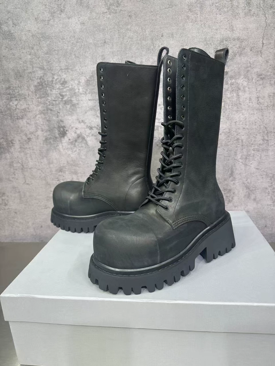 Ботинки-миди Martens Ding, матовая кожа, платформа, тракторная подошва, шнуровка (чёрные)