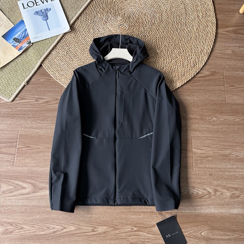 New autumn and winter collection: outdoor softshell jacket with fleece lining and hood, a versatile and stylish outerwear option for men New autumn and winter collection: outdoor softshell jacket with fleece lining and hood, a versatile and stylish outerwear option for men
