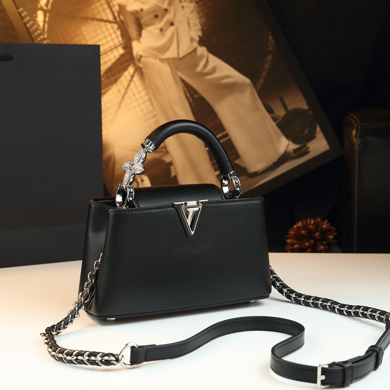 Cuerpo suave de cuatro hojas con tapa flip 2025, nuevo estilo de lujo ligero bolso de mano de lujo, bolso de moda, bolso de diamante exquisito