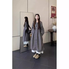 日本式の優しい小さい格子のワンピースのスーツの女性の夏の新型の小さい大衆のゆったりしているブラウスのワンピースの半身のスカートの子供