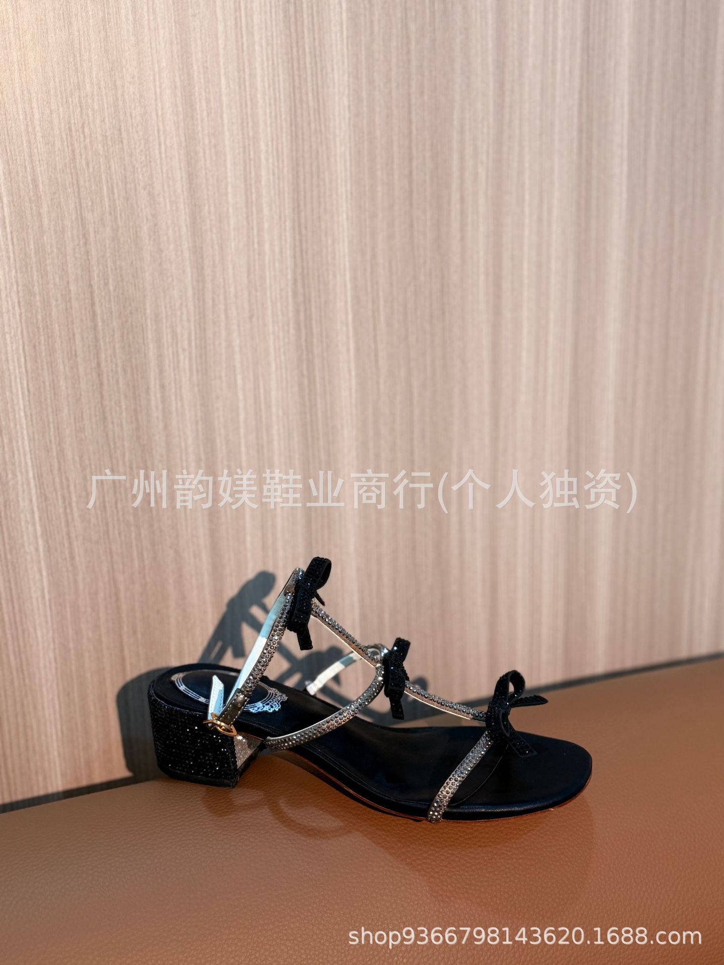 청키힐 리본 장식 블랙 샌들