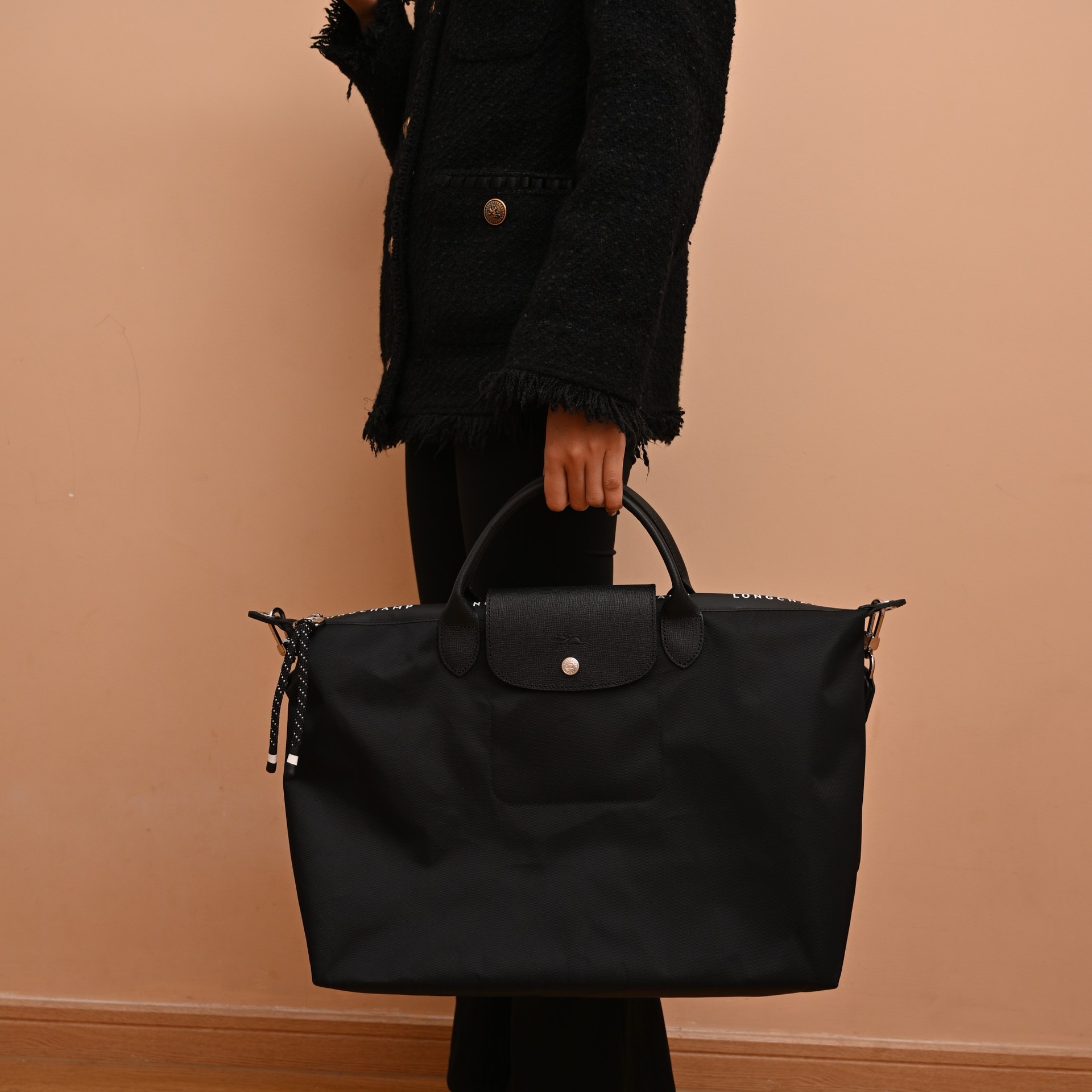 Black, large (top-of-the-line)