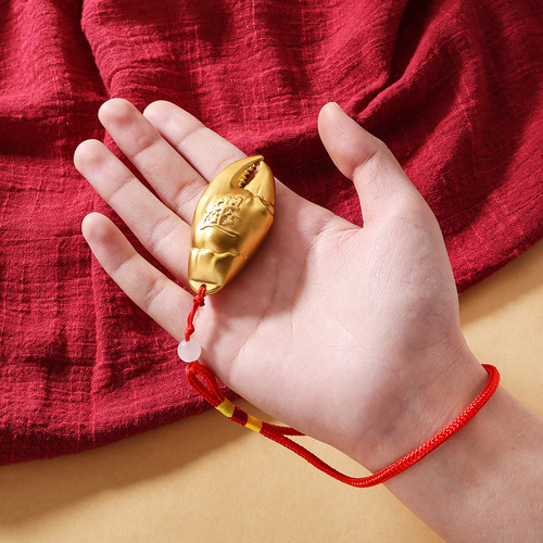 Brass money in hand, creative handpieces, claws in hand, crab claws, hand pendants, copper ornaments, handicrafts, creative products