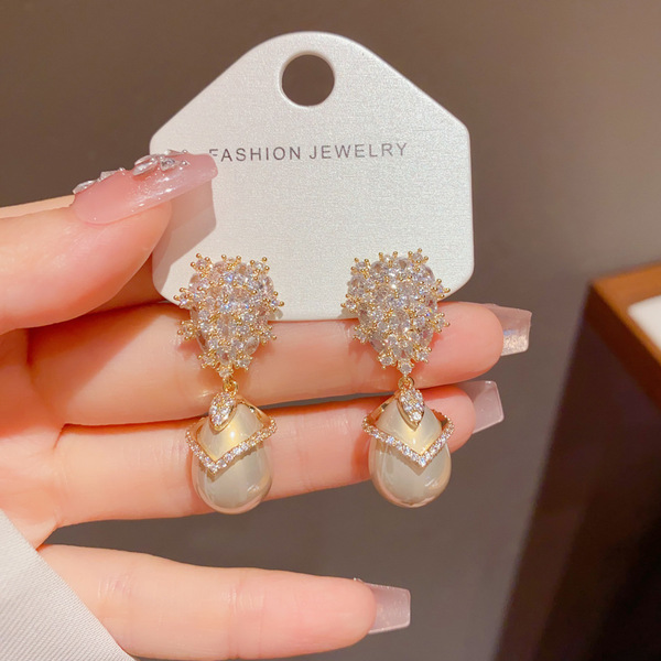 Elegant shiny retro earrings pearl with zircon