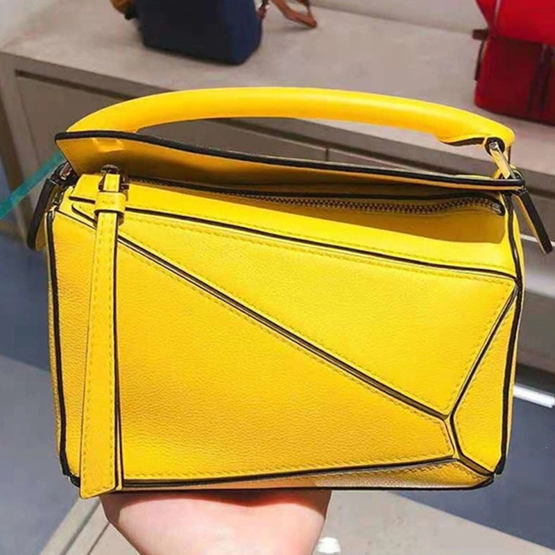 2024 nuevo paquete geométrico moda bolso cuadrado de cuero de vaca con patrón de litchi con un hombro inclinado y una capa de cabeza portátil