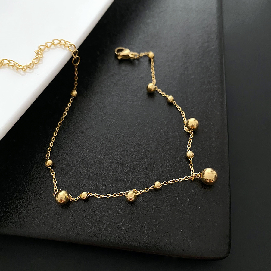 Coreano simple nicho exquisito pequeño oro bola tobillar mujer ins temperamento retro versátil pie accesorios de acero de titanio chapado en oro