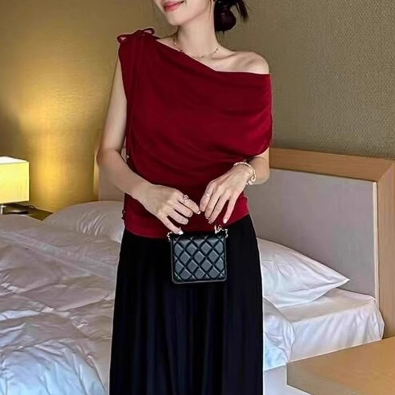 セクシーな赤いワンショルダーランダムカラーニット半袖Tシャツレディース夏デザインプリーツオフショルダートップ|undefined