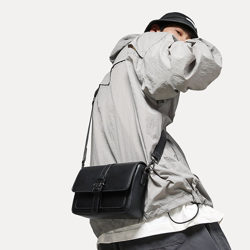 Borsa a tracolla da uomo in stile Sling Bag, design di nicchia, alta qualità estetica, piccola borsa quadrata, trendy e_voghion.com