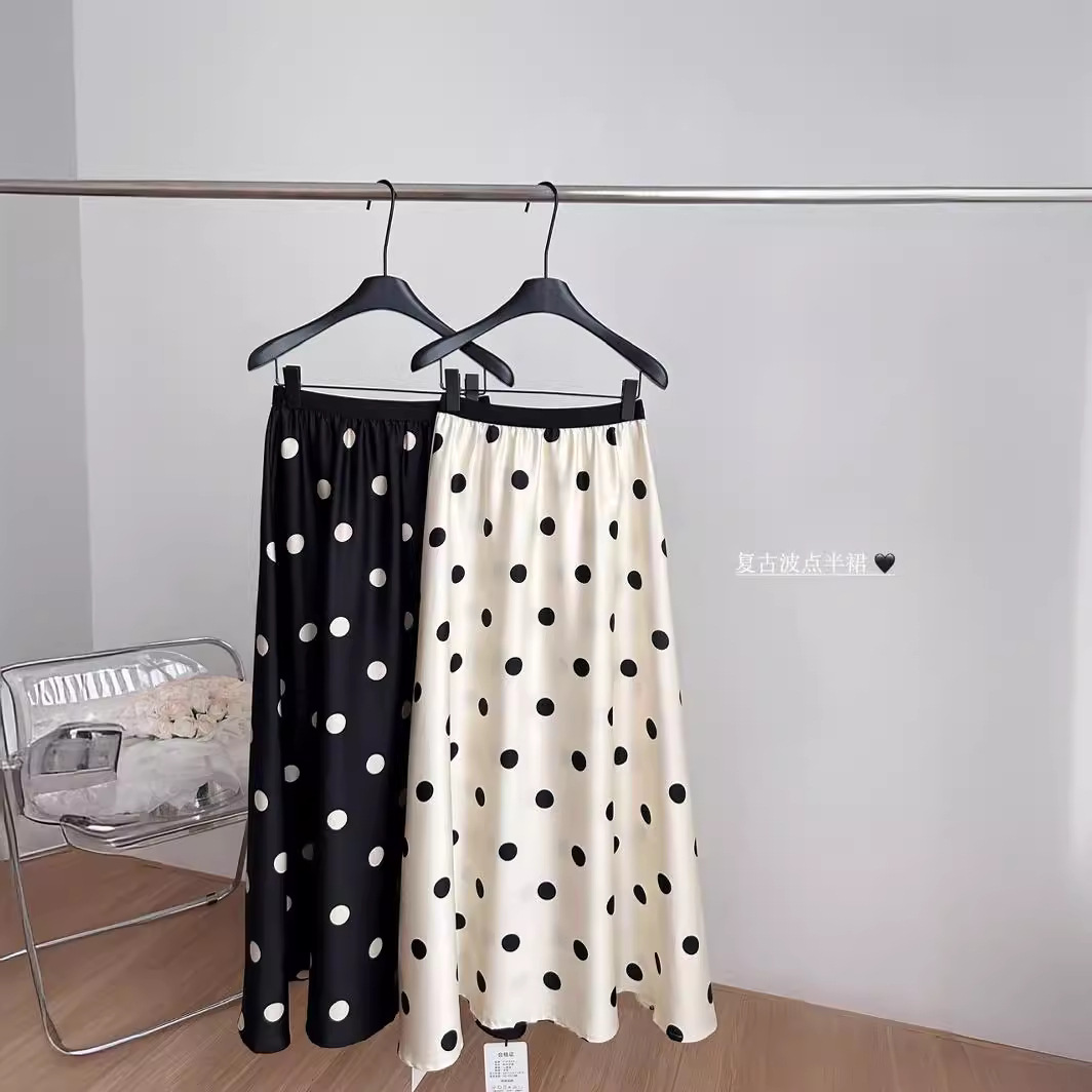Cute three dimensional knitted T-shirt