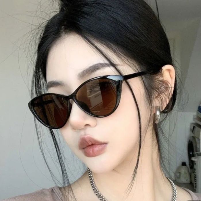Retro fashionable brand ultra light sunglasses