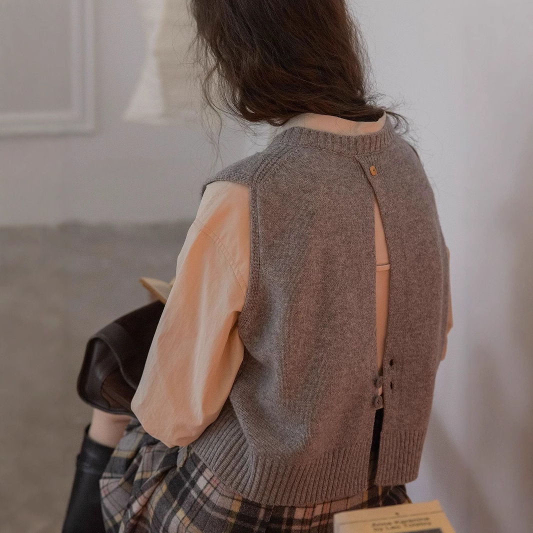 양모 크루 넥 트위스트 백 스플릿 니트 조끼