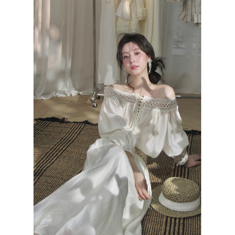 Suitable for summer travel in Yunnan and Xinjiang grasslands, women's summer white hollow lace off-shoulder dress two-piece set Suitable for summer travel in Yunnan and Xinjiang grasslands, women's summer white hollow lace off-shoulder dress two-piece set