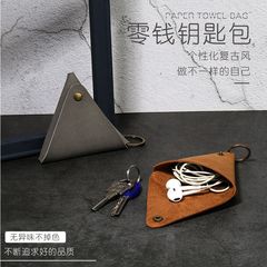 Pu革の小さいサイズの女子学生は出勤して買い物をします。