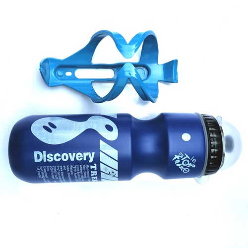 750 sports water bottle depending on mountain bike sports with dust cover PC solid color plastic water bottle + water bottle holder
