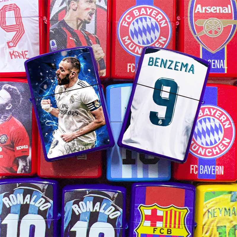 Encendedor de queroseno con diseño de jugador legendarario de la dinastía del fútbol, textura retro en relieve, acabado mate, artesanía