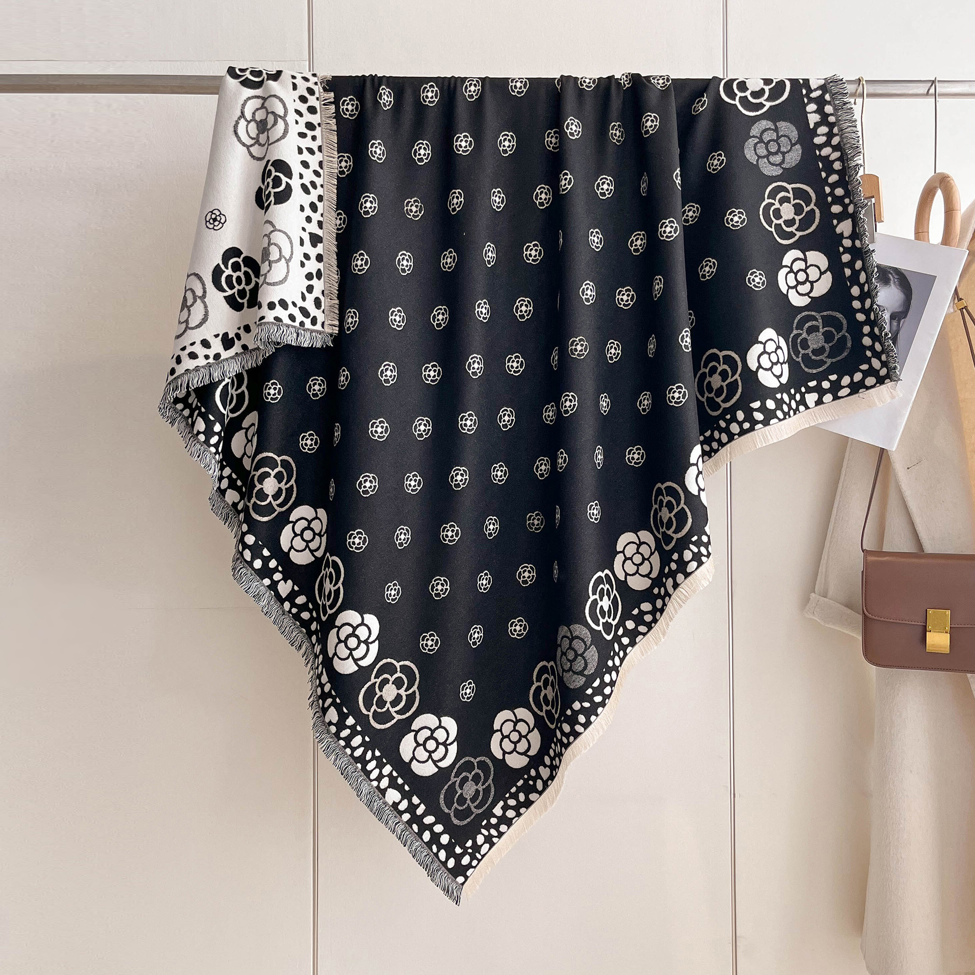 Camellia clásica bufandas de cachemira otoño y invierno versátiles engrosadas y cálidas con un pequeño pañuelo de viento fragante para mujeres