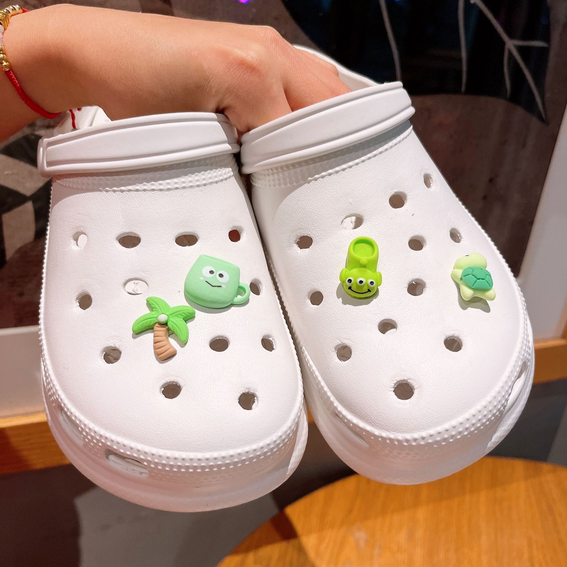 Diy nuevo agujero zapatos vibración luz intermitente LED zapato flor niños de dibujos animados decorativos Sanrio zapato tridimensional hebilla CRO lote