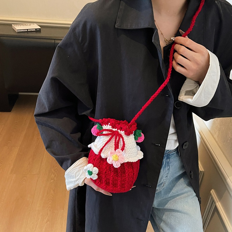 2025新款小众设计毛线针织小包包女手工编织水桶包可爱少女手机包