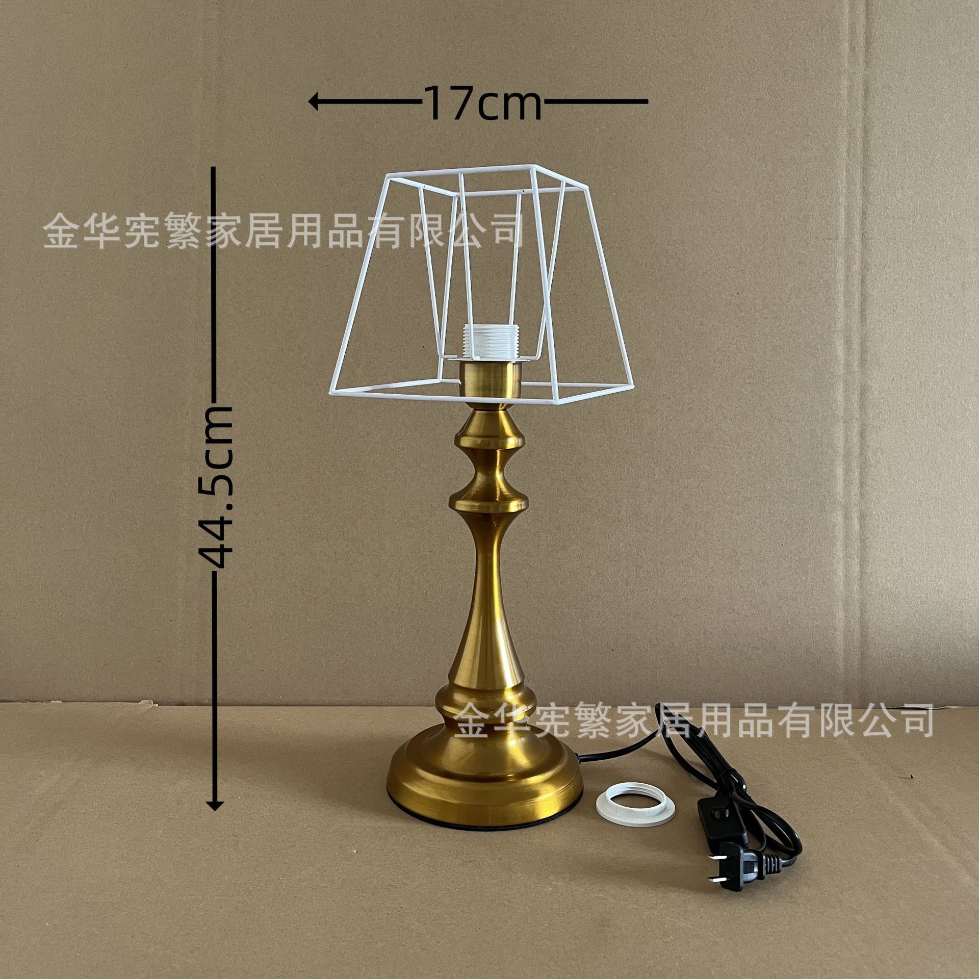 Xiaohongshu recomienda la combinación de marco de hierro con base de metal grande de cobre antiguo dorado E27 con lámpara de mesa retro casera de bricolaje