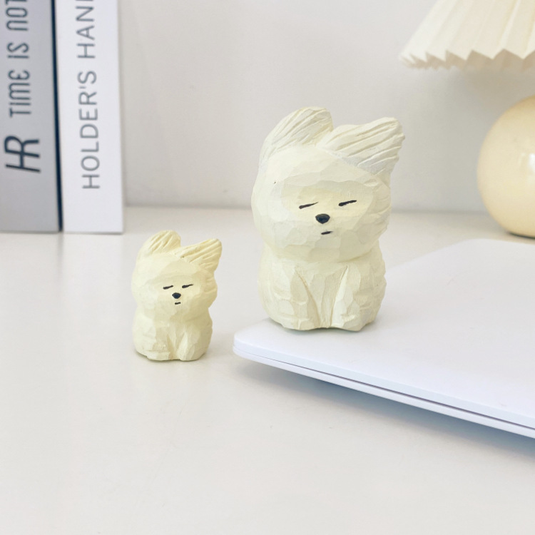 MuXiaoXiao's handmade wooden carving of a puppy in the wind is a desktop ornament for offices, cars, and as a street vendor gift or travel souvenir.