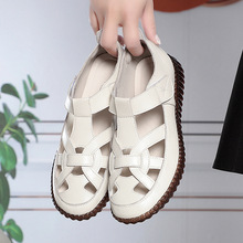 夏季新款软皮镂空软底妈妈鞋凉鞋舒适简约中老年百搭魔术贴洞洞鞋
