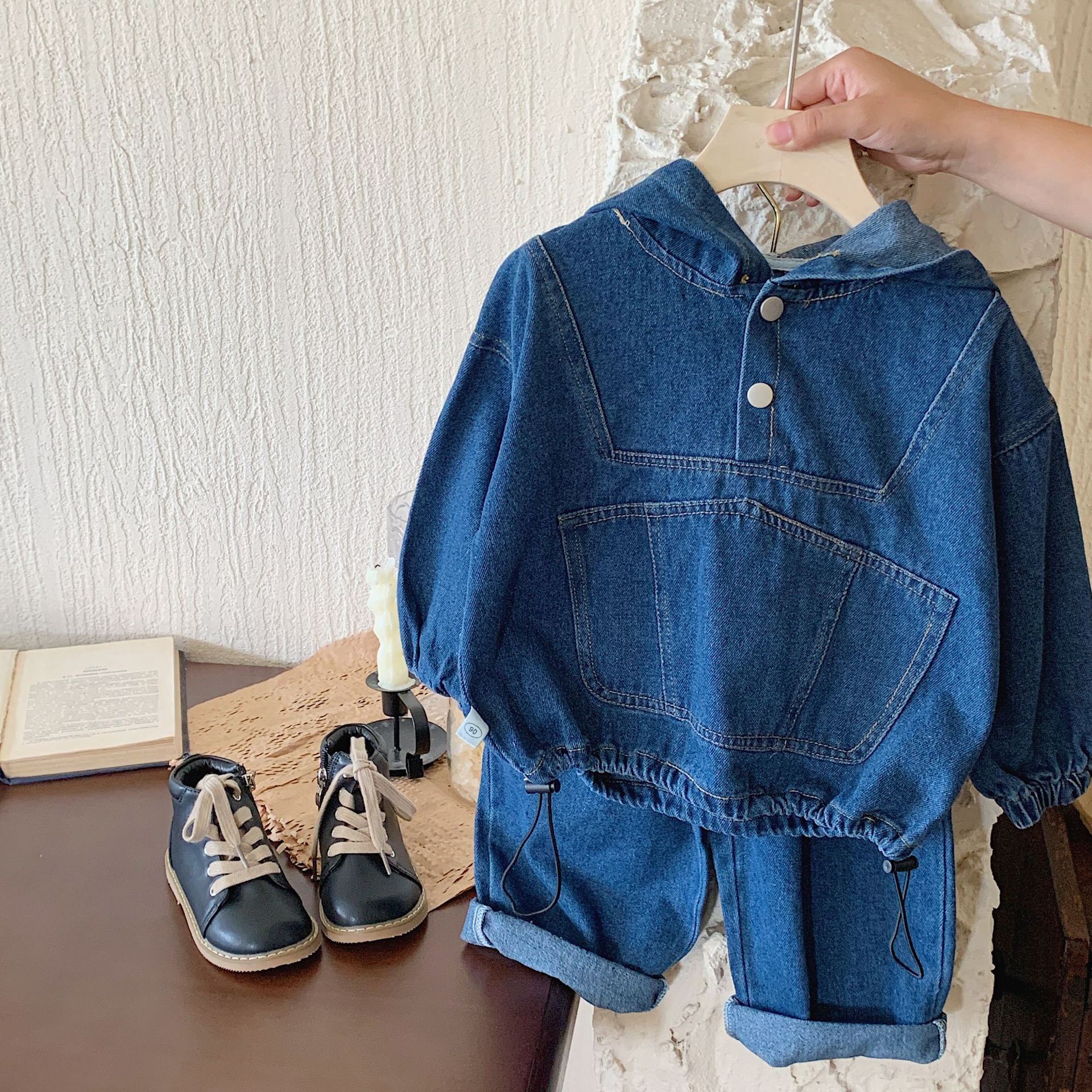 Traje de mezclilla para niños 2-7 años otoño hombres y mujeres bebé estilo occidental sudadera con capucha jeans de color sólido de dos piezas DT001