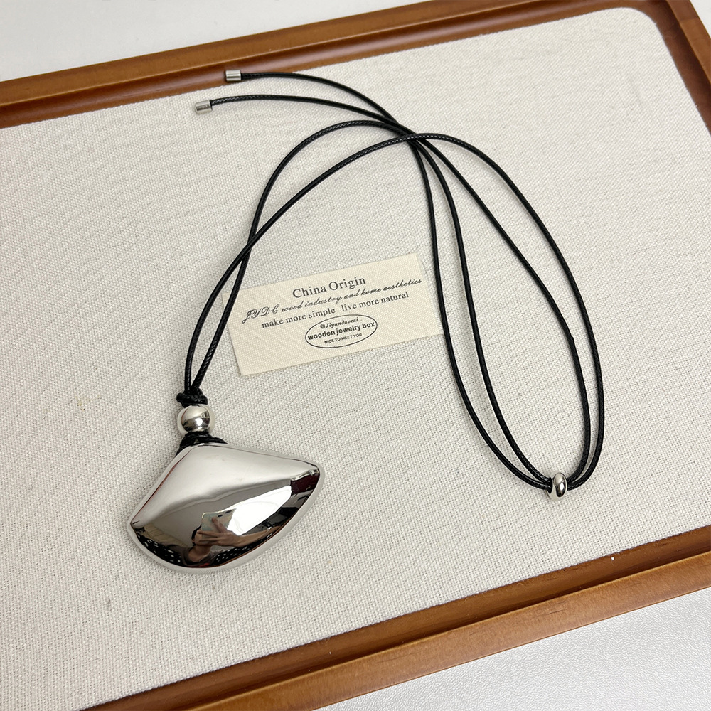 Women's Gender Retro French Style Shell Alloy Leather Rope Pendant Necklaces Wholesale