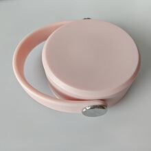 1L保温カップの蓋には、304ステンレス鋼の芯が入っています。平らな蓋、持ち手付き、水飲みカップの蓋、漏れ防止の蓋のデザイン、ボトルの蓋です。|undefined